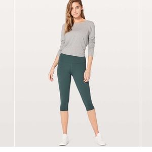 LIKE NEW Lululemon Wunder Under Hi-Rise 1/2 Tight Full-On Luxtreme
Teal Shadow